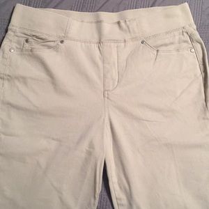 Bandolino stretch waist shorts 12 petite